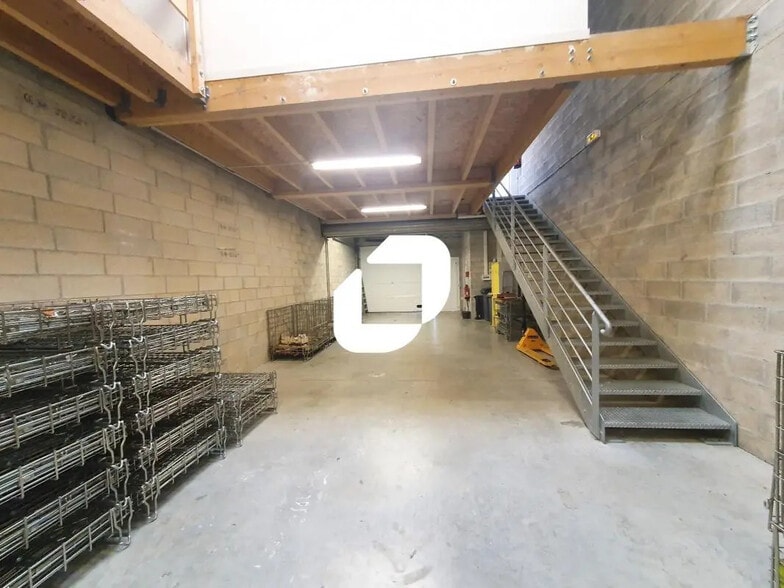 Local d'activités dans Ozoir-la-Ferrière à vendre - Photo de l’immeuble – Image 2 sur 8