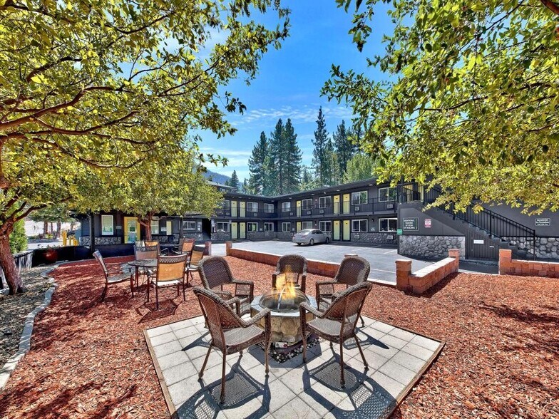 924 Park Ave, South Lake Tahoe, CA à vendre - Photo de l’immeuble – Image 1 sur 11