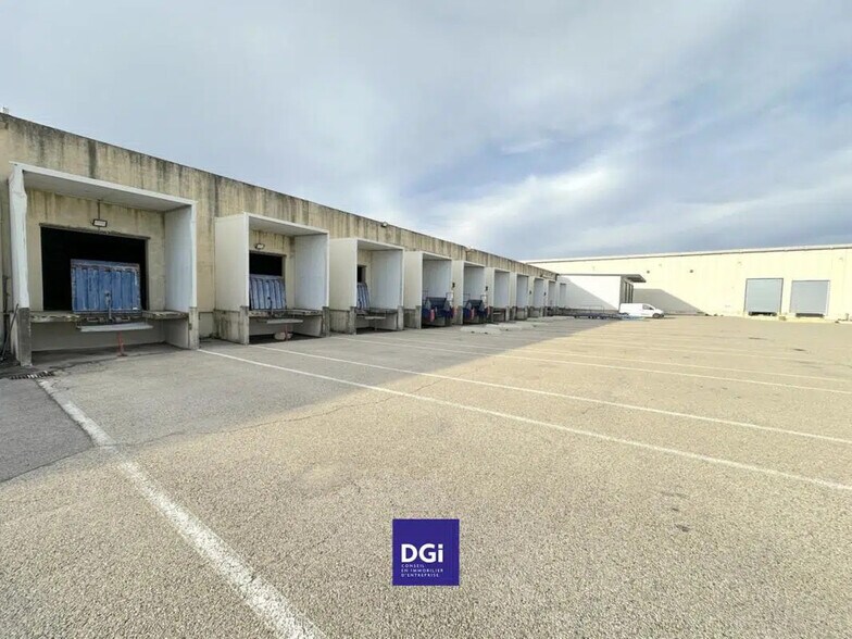 Local d’activités dans Roquemaure à louer - Photo de l’immeuble – Image 3 sur 9