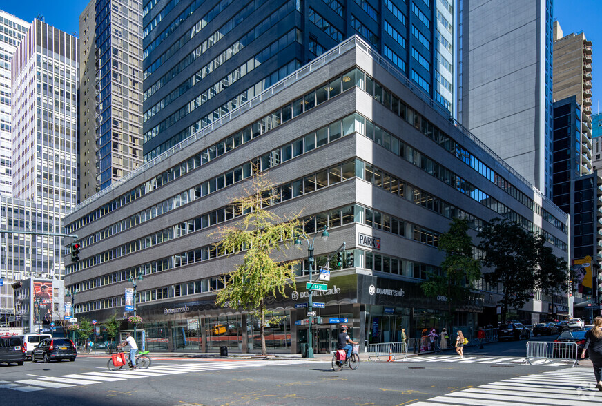711 Third Ave, New York, NY à louer - Photo de l’immeuble – Image 2 sur 3