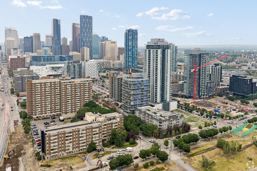 624 8th Ave, Calgary, AB à louer - Aérien – Image 2 sur 3