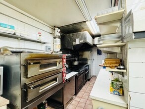 2372 Bloor St W, Toronto, ON à louer Photo intérieure– Image 1 sur 4