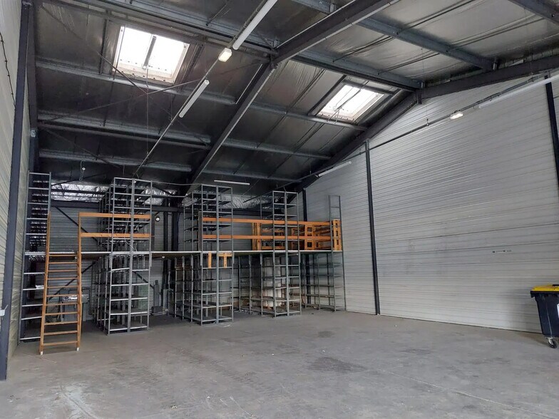 Industriel/Logistique dans La Seyne-sur-Mer à louer - Photo de l’immeuble – Image 2 sur 5