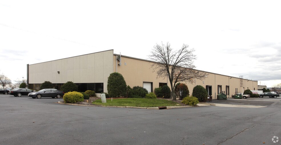 107 Corporate Blvd, South Plainfield, NJ à louer - Photo de l’immeuble – Image 2 sur 2