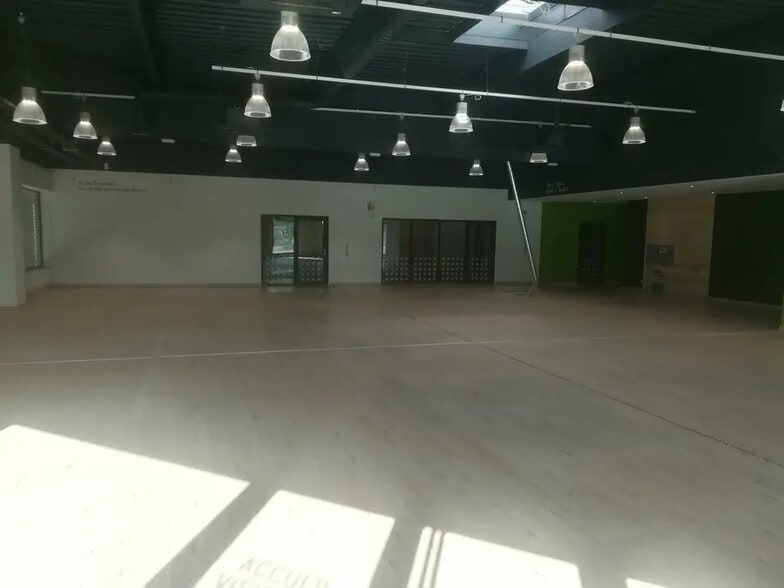 Local commercial dans Avignon à louer - Photo de l’immeuble – Image 3 sur 4