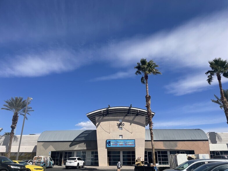 3950 E Sunset Rd, Las Vegas, NV à louer - Photo de l’immeuble – Image 2 sur 8