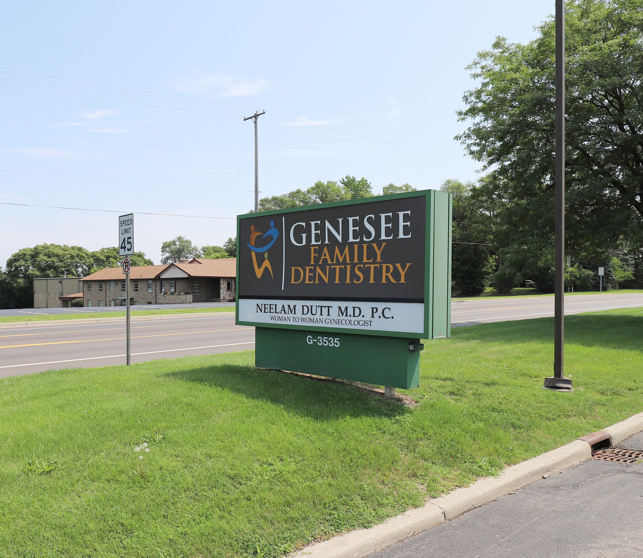 3537 Beecher Rd, Flint, MI à louer Photo de l’immeuble– Image 1 sur 5