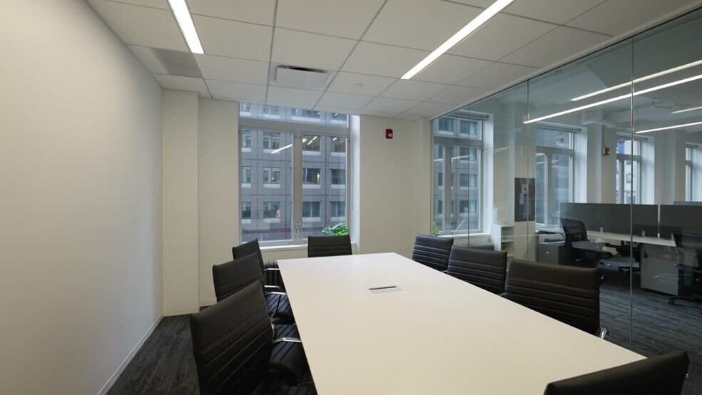 1674 Broadway, New York, NY à louer - Vidéo sur l’annonce professionnelle – Image 2 sur 15