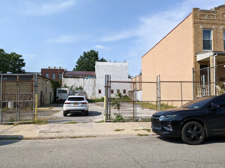 6934 76th St, Flushing, NY à vendre - Photo de l’immeuble – Image 2 sur 9