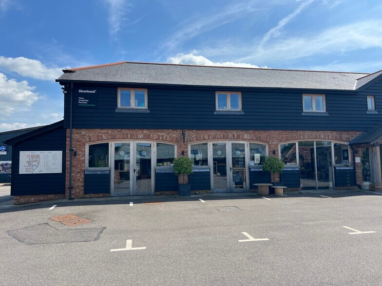 Local commercial dans Unit A Central Barn, Whipley Manor Farm, Guildford à louer - Photo de l’immeuble – Image 2 sur 6