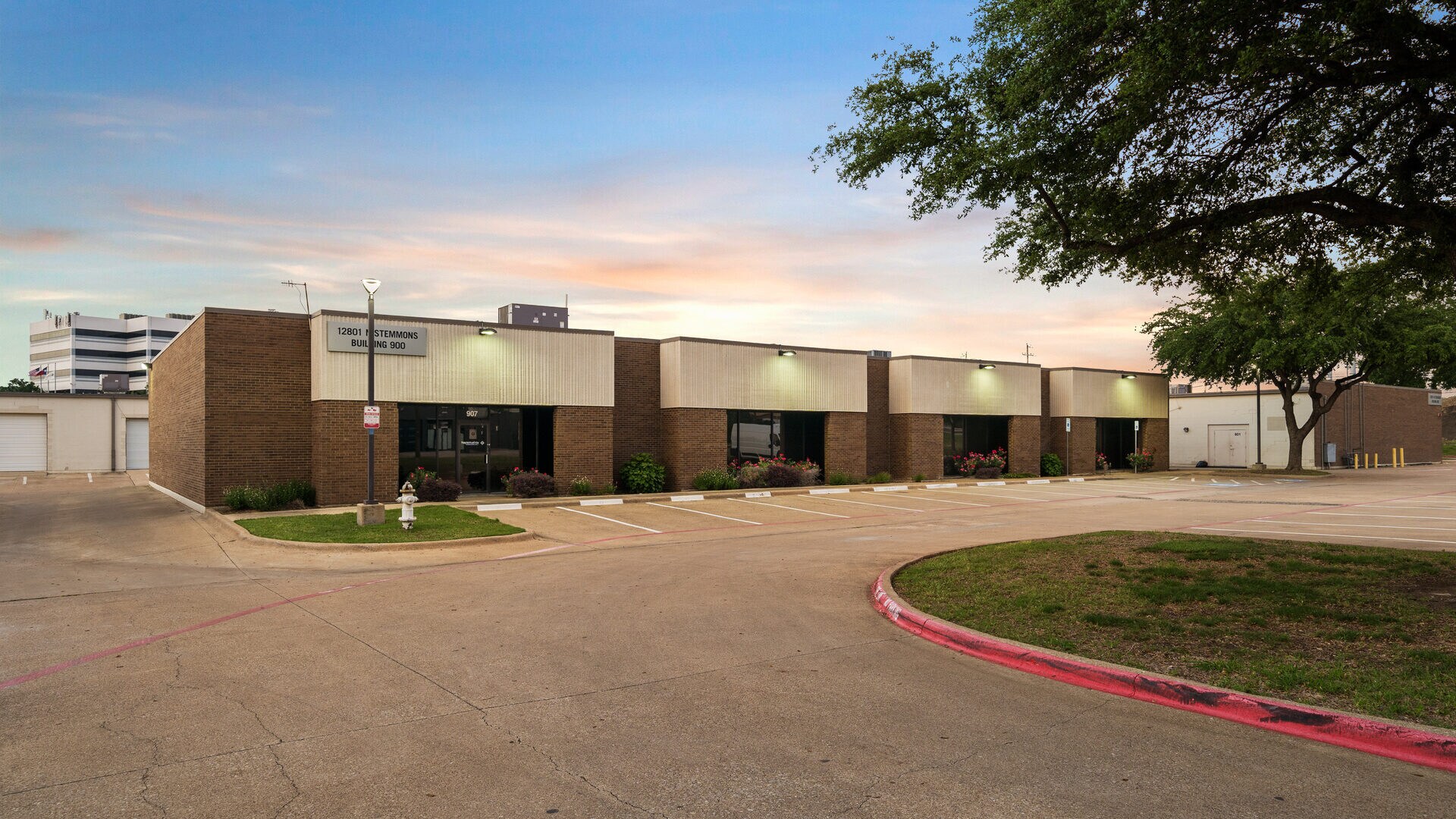 2307 Springlake Rd, Farmers Branch, TX à louer Photo de l’immeuble– Image 1 sur 25
