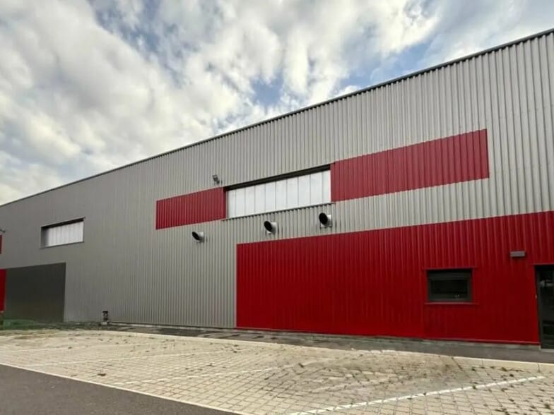 Local d’activités dans Sochaux à louer - Photo de l’immeuble – Image 2 sur 5
