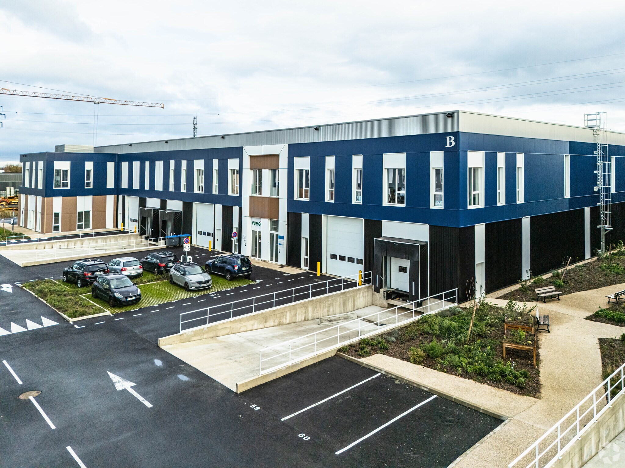 Local d’activités dans Moissy-Cramayel à louer Photo principale– Image 1 sur 3