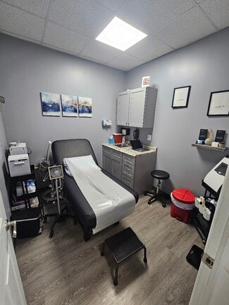 Plus de détails pour 158 Jericho Tpke, Mineola, NY - Local commercial à louer