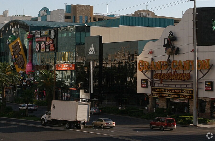 3785 S Las Vegas Blvd, Las Vegas, NV à louer - Photo de l’immeuble – Image 3 sur 9