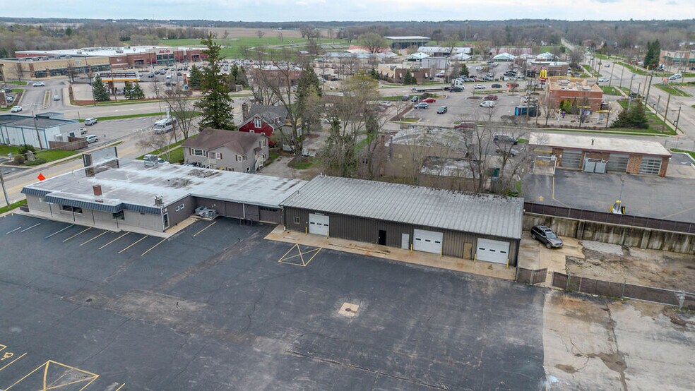 670 E Calhoun St, Woodstock, IL à louer - Photo de l’immeuble – Image 3 sur 33