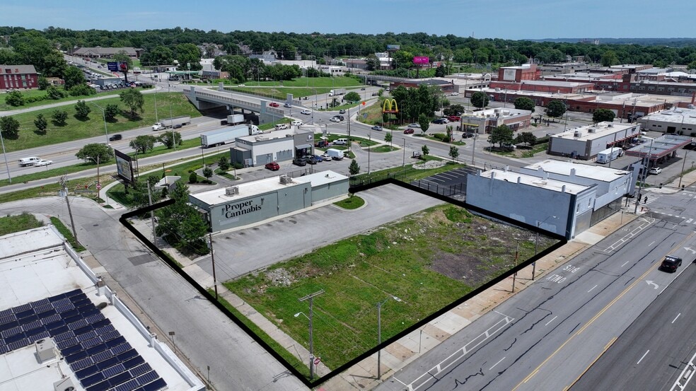 2500 E Truman Rd, Kansas City, MO à vendre - Photo principale – Image 1 sur 4