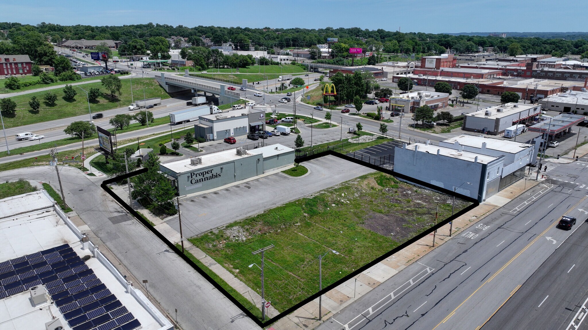 Parking Lot and Retail Building portefeuille de 2 biens à vendre sur LoopNet.fr Photo principale– Image 1 sur 3