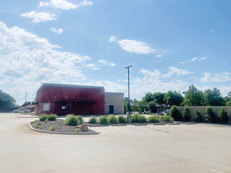 2108 W Danforth Rd, Edmond, OK à louer - Photo de l’immeuble – Image 2 sur 5