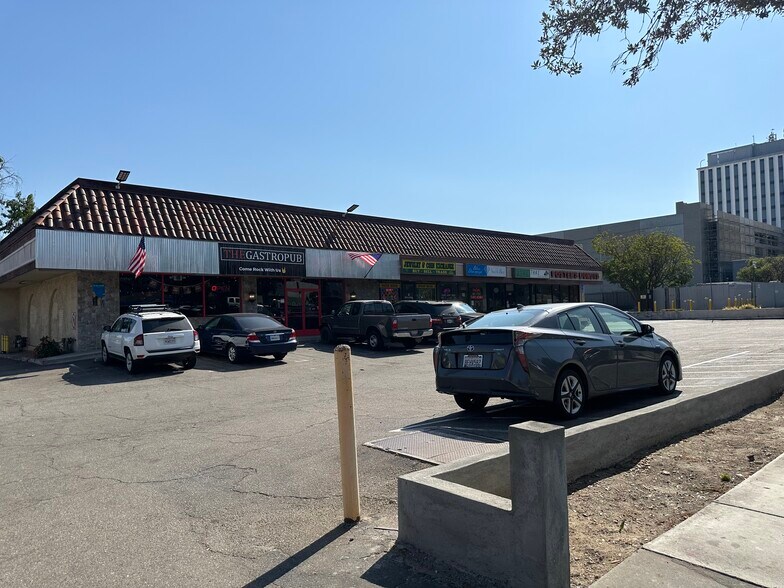 3538 E Foothill Blvd, Pasadena, CA à louer - Photo principale – Image 1 sur 8