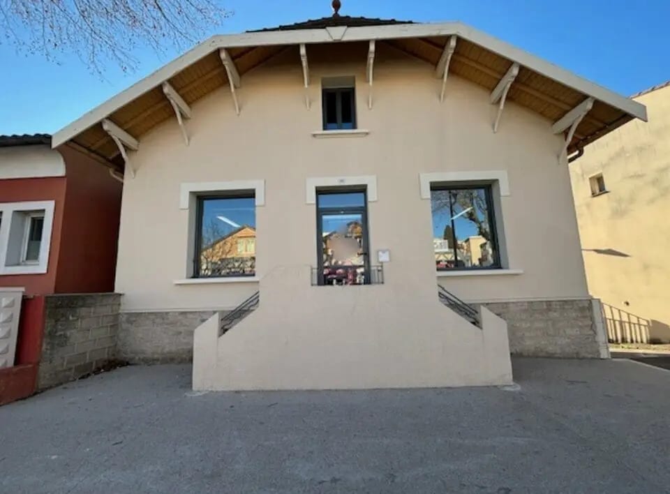 Local commercial dans Carpentras à louer Photo de l’immeuble– Image 1 sur 11