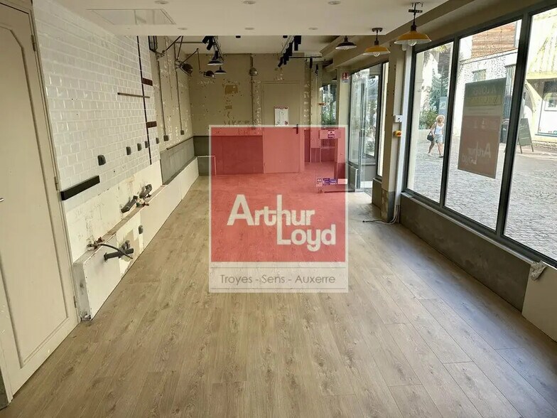 Local commercial dans Troyes à louer - Photo de l’immeuble – Image 1 sur 4