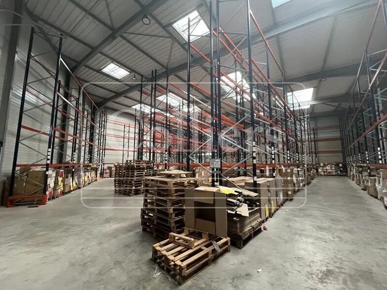 Local d’activités dans Roquefort-la-Bédoule à louer - Photo de l’immeuble – Image 2 sur 4