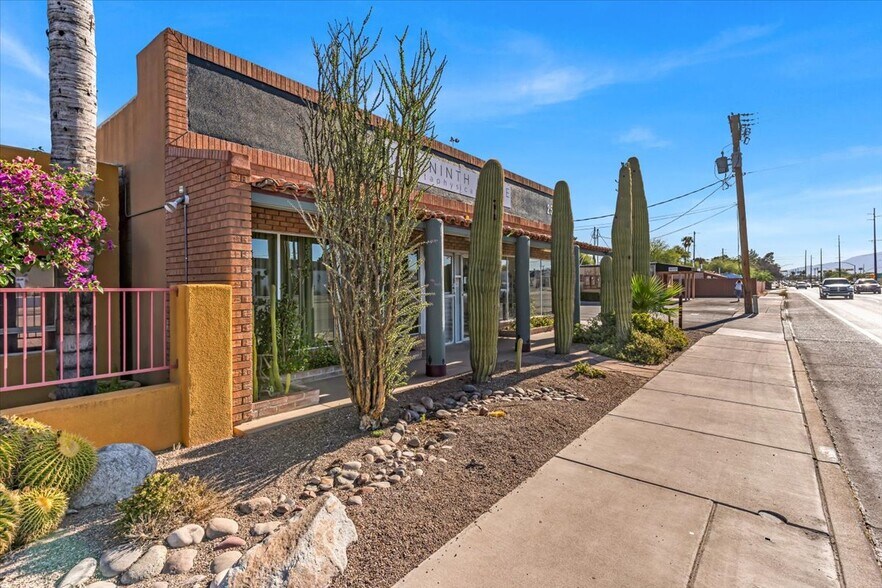 2561-2563 E Fort Lowell Rd, Tucson, AZ à vendre - Photo de l’immeuble – Image 3 sur 6