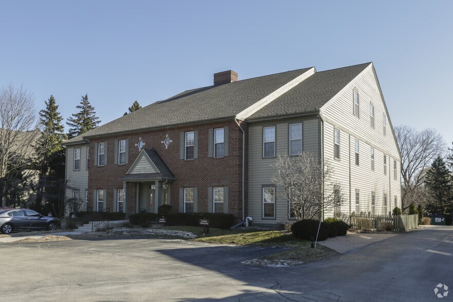 700 Pilgrim Pky, Elm Grove, WI à louer - Photo principale – Image 2 sur 6