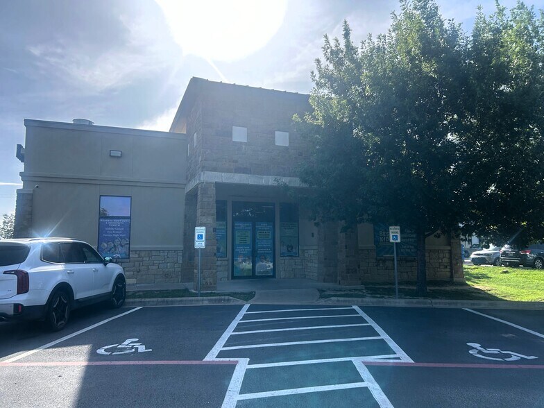 2401 S A W Grimes Blvd, Round Rock, TX à louer - Photo de l’immeuble – Image 2 sur 19