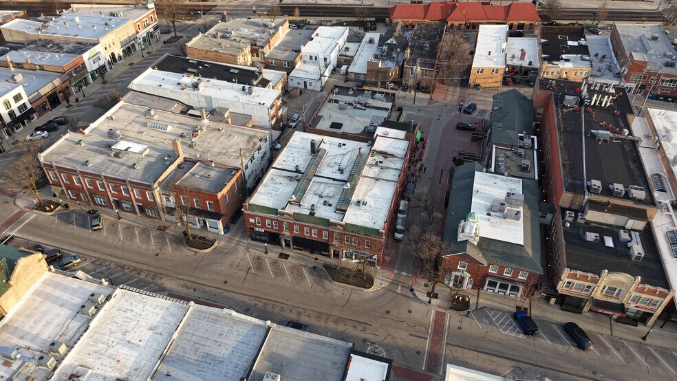 11-21 E 1st St, Hinsdale, IL à louer - Vidéo sur l’annonce professionnelle – Image 2 sur 9