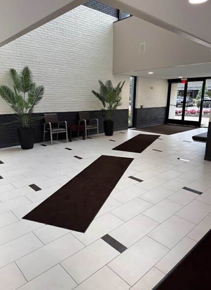 26206 W 12 Mile Rd, Southfield, MI à louer - Photo de l’immeuble – Image 2 sur 12