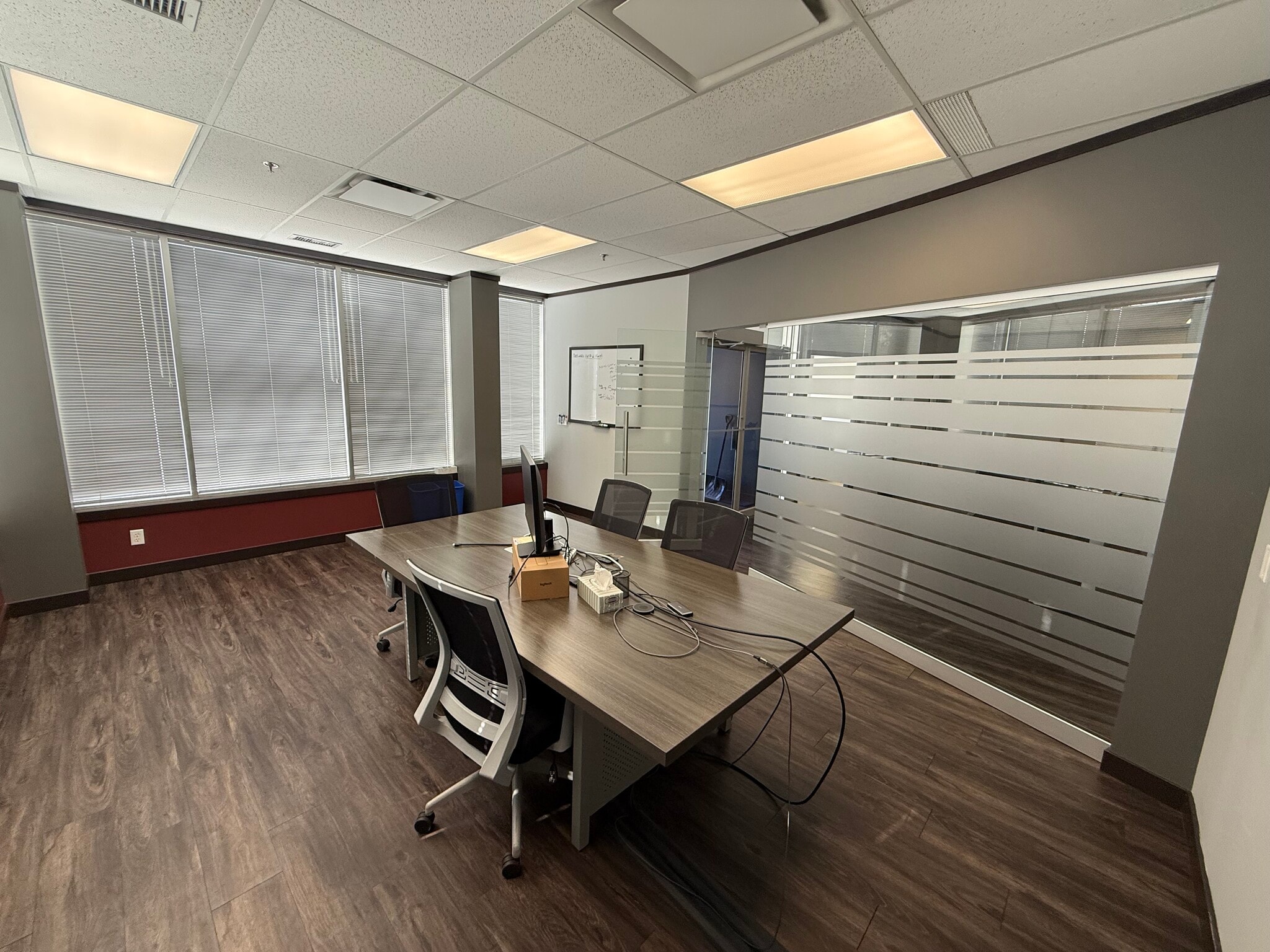 7854-7878 10th St NE, Calgary, AB à louer Photo intérieure– Image 1 sur 4