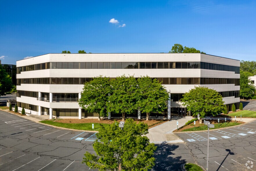 5250 77 Center Dr, Charlotte, NC à louer - Photo de l’immeuble – Image 2 sur 21
