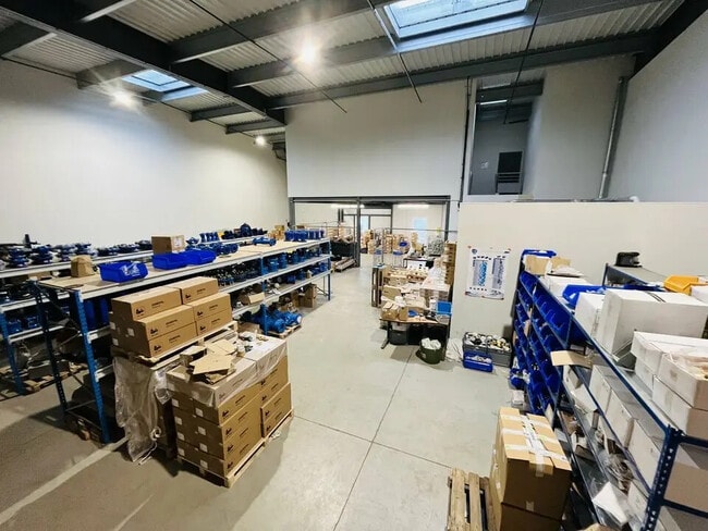 Plus de détails pour Bureau, Industriel/Logistique à louer