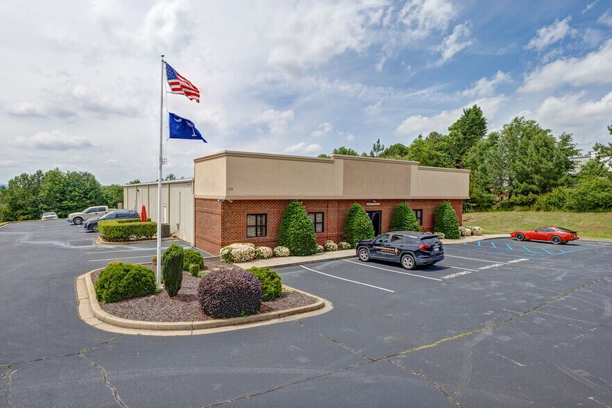 136 Johns Rd, Greer, SC à louer - Photo principale – Image 1 sur 6