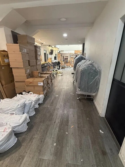 Local commercial dans Paris à louer - Photo intérieure – Image 1 sur 9