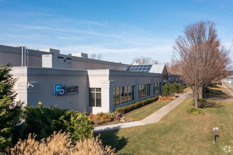 576 Broadhollow Rd, Melville, NY à louer - Photo de l’immeuble – Image 3 sur 4