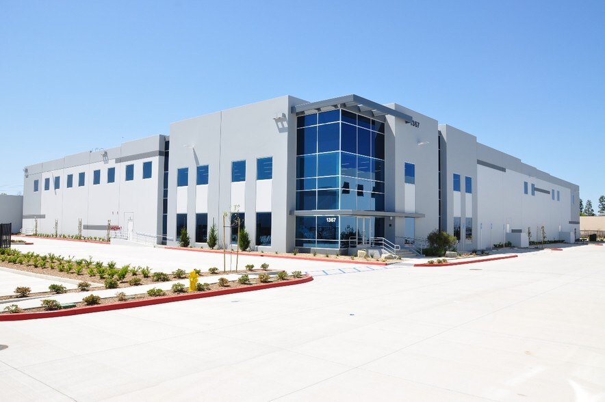 1367 S Van Buren Way, Anaheim, CA à louer - Photo de l’immeuble – Image 1 sur 11