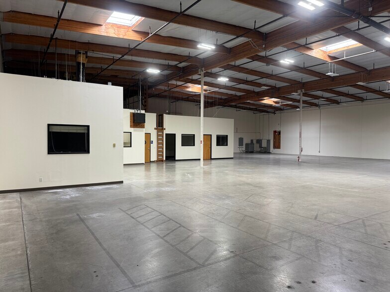 14101 Rosecrans Ave, La Mirada, CA à louer - Photo de l’immeuble – Image 2 sur 14