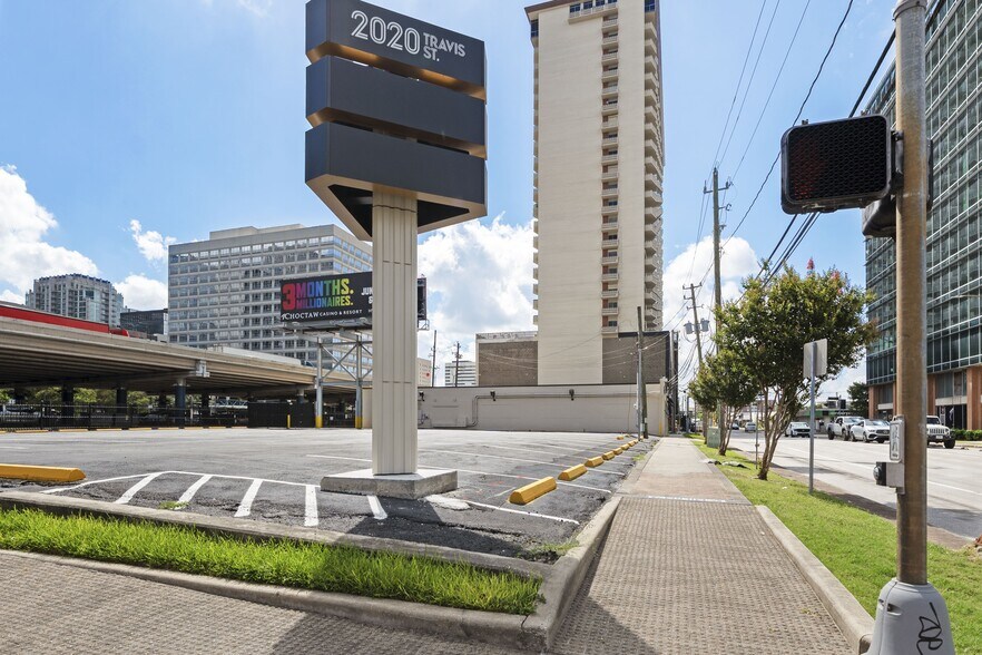 2020 Travis St, Houston, TX à louer - Photo de l’immeuble – Image 2 sur 6