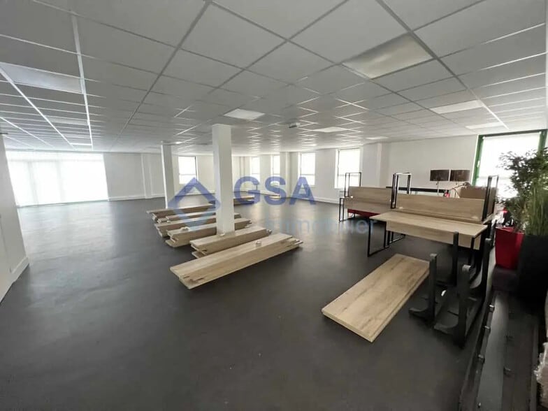 Bureau dans Viry-Châtillon à louer - Photo de l’immeuble – Image 3 sur 5