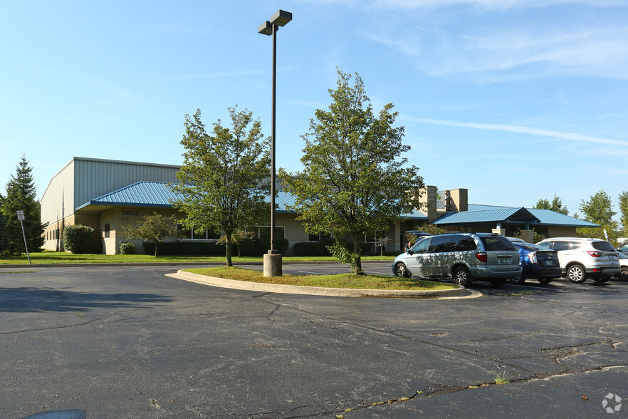 35935 Ecorse Rd, Romulus, MI à louer - Photo principale – Image 1 sur 3