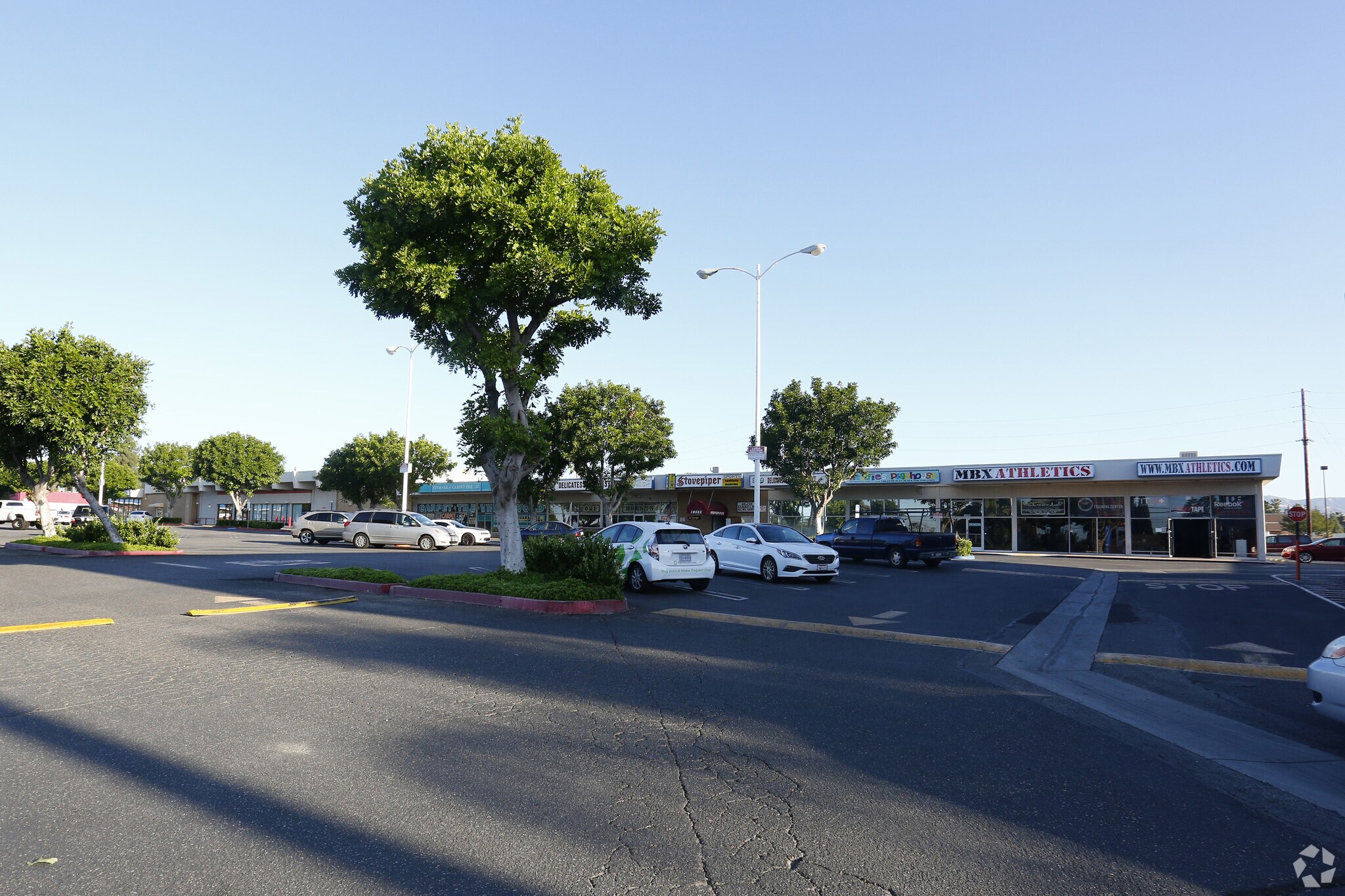 19555-19631 Parthenia St, Chatsworth, CA à louer Photo de l’immeuble– Image 1 sur 12