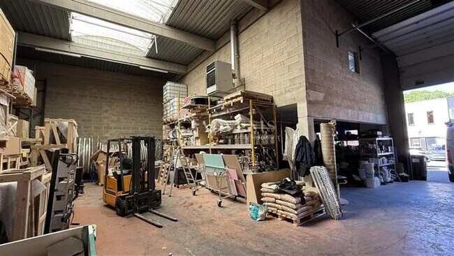 Plus de détails pour Local d'activités à louer