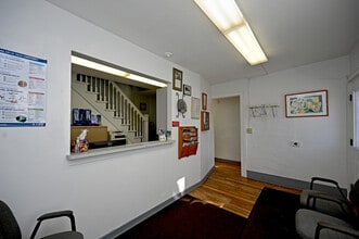 422 Summit Ave, Oconomowoc, WI à louer Photo intérieure– Image 2 sur 19