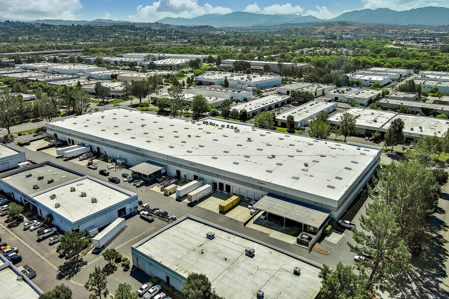 25045 Avenue Tibbitts, Valencia, CA à louer - Photo de l’immeuble – Image 2 sur 13
