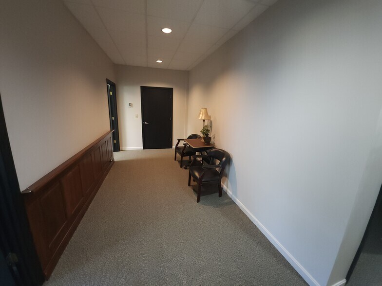 9700 Park Plaza Ave, Louisville, KY à louer - Photo de l’immeuble – Image 3 sur 15