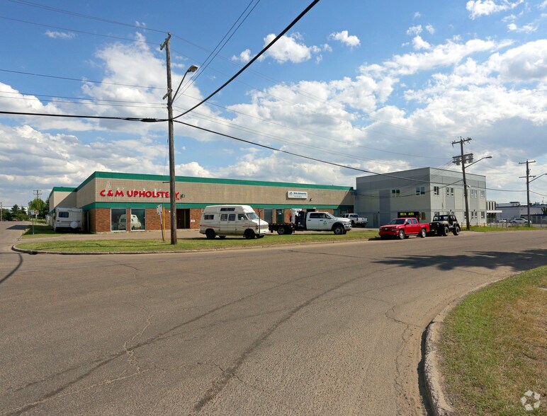 8315 Davies Rd NW, Edmonton, AB à vendre - Photo de l’immeuble – Image 2 sur 2
