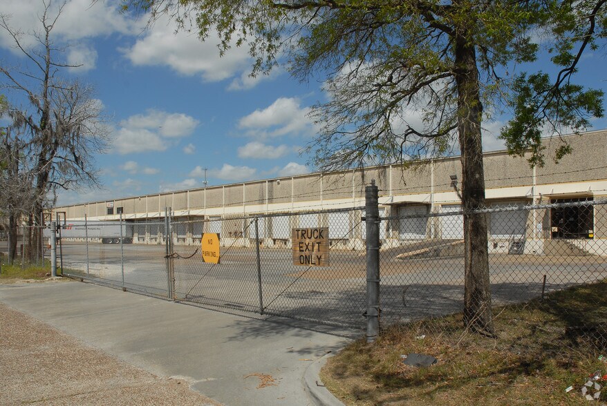 9013-9021 Spikewood Dr, Houston, TX à louer - Photo de l’immeuble – Image 3 sur 4